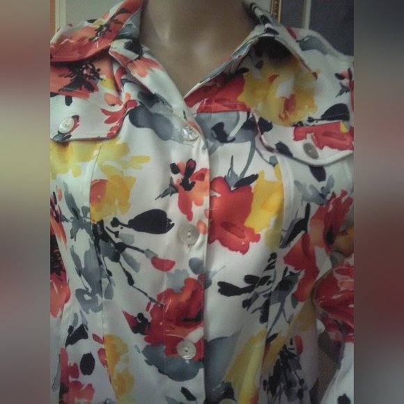 BNWOT LADIES SZ. XL SATINY FLORAL BLOUSE BY LINEAR W ZZ/ TOP POCKETS - Picture 3 of 4